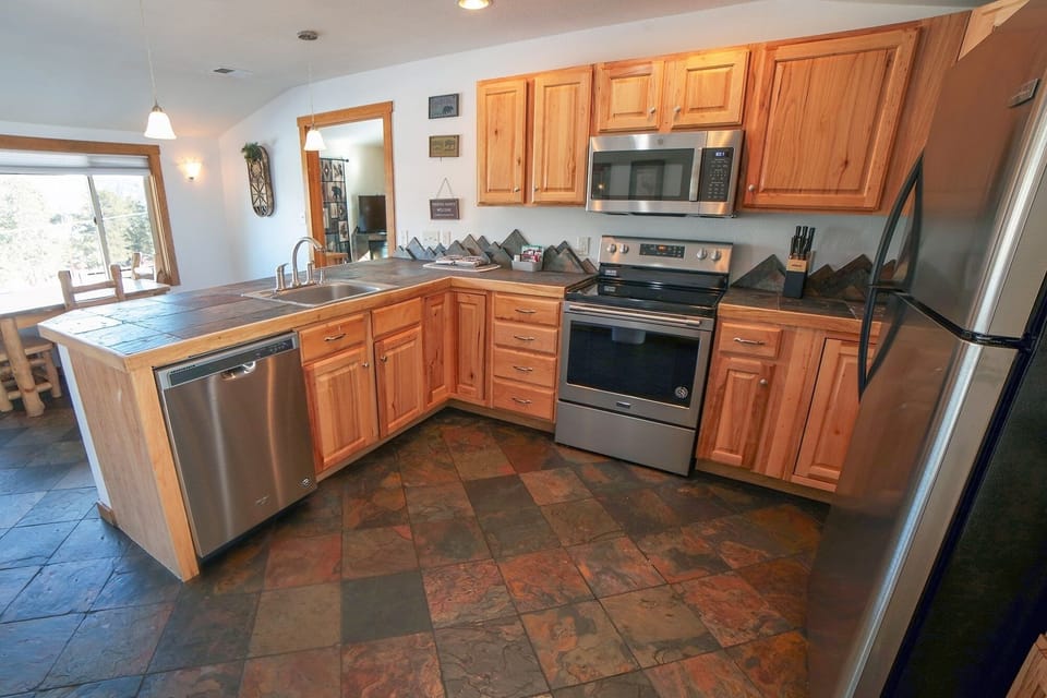 Cabin, 3 Bedrooms | Private kitchen | Fridge, oven, coffee/tea maker, toaster