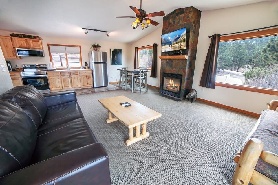 Cabin, 1 Bedroom | Living area