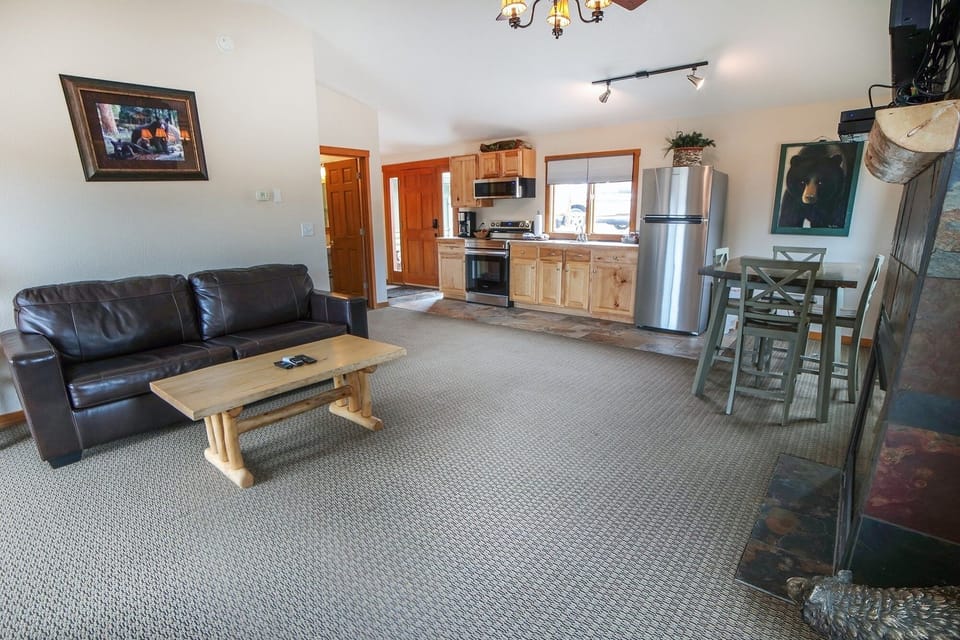 Cabin, 1 Bedroom | Living area