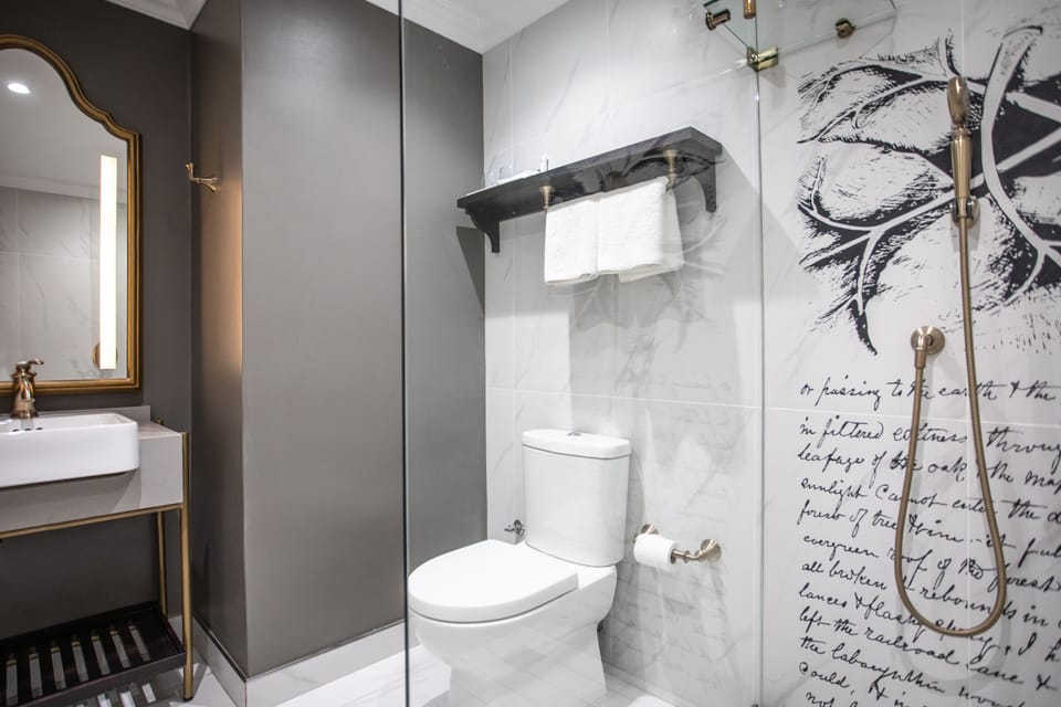 Standard Room | Bathroom | Bathtub, free toiletries, hair dryer, towels