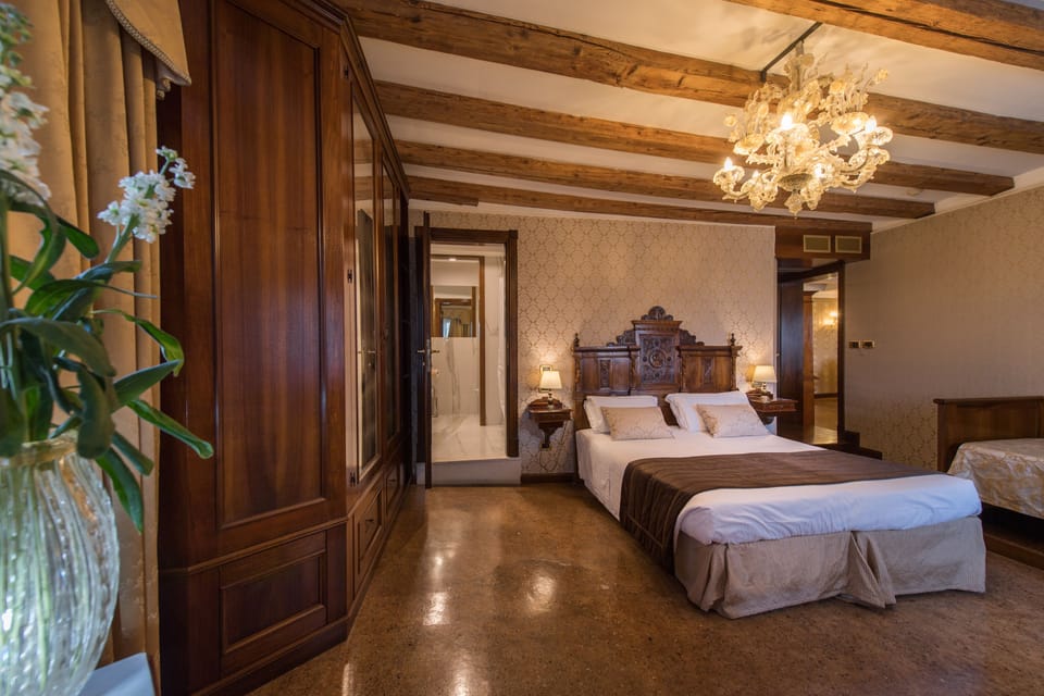Junior Suite, Canal View (Grand Canal View / Rialto Bridge) | Down comforters, minibar, in-room safe, desk