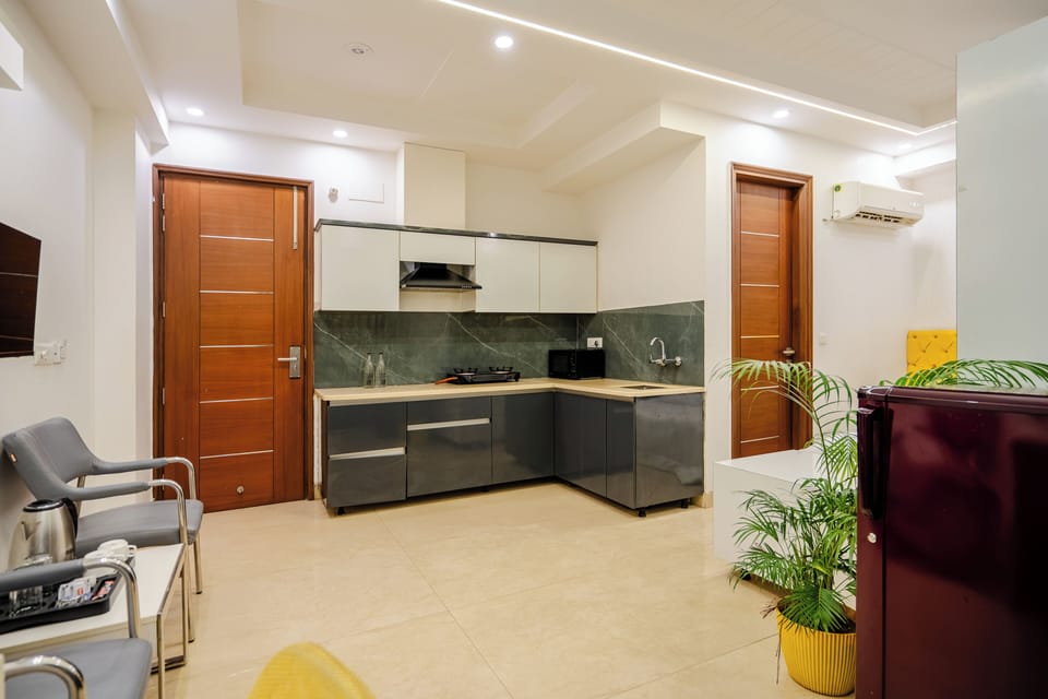 Full-size fridge, microwave, stovetop