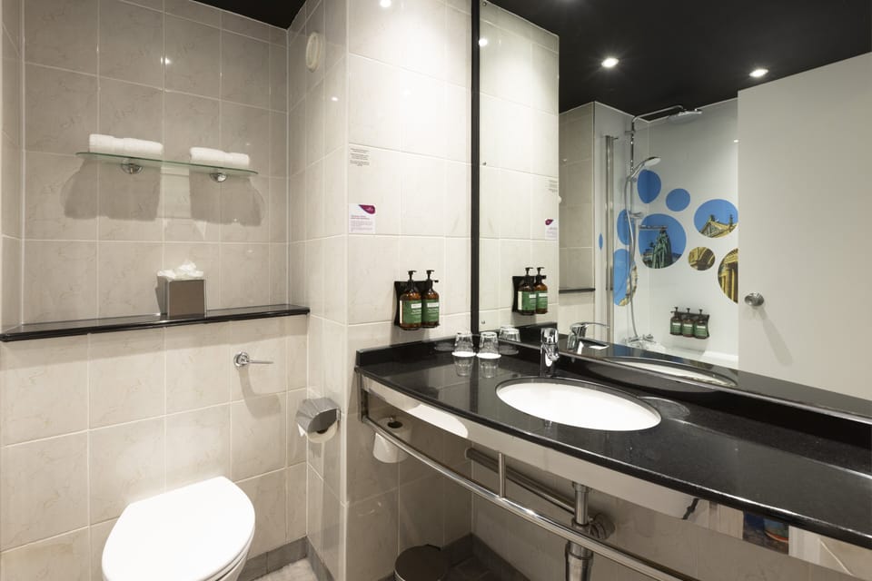 Combined shower/tub, free toiletries, hair dryer, towels