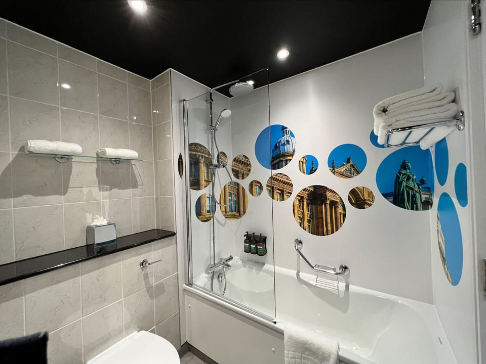 Combined shower/tub, free toiletries, hair dryer, towels