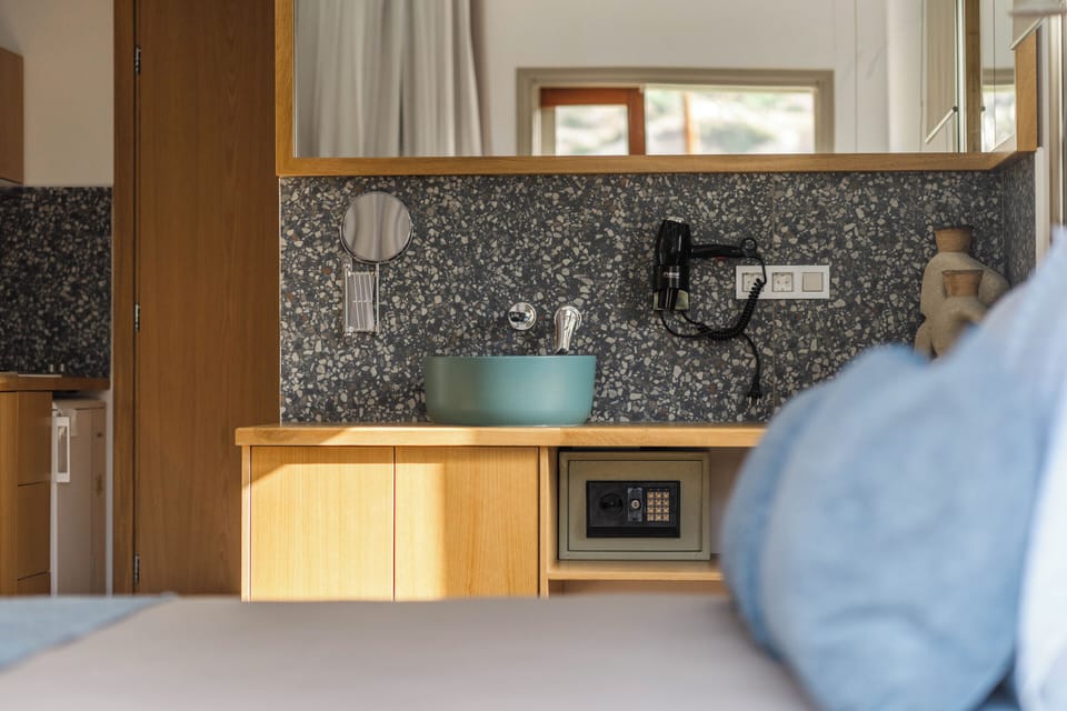 Deluxe Room | Egyptian cotton sheets, premium bedding, pillowtop beds, in-room safe