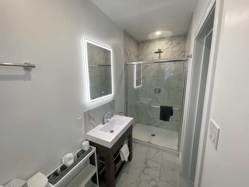 Classic Double Room, 1 Queen Bed, Non Smoking, Ensuite | Bathroom | Designer toiletries, hair dryer, bathrobes, towels