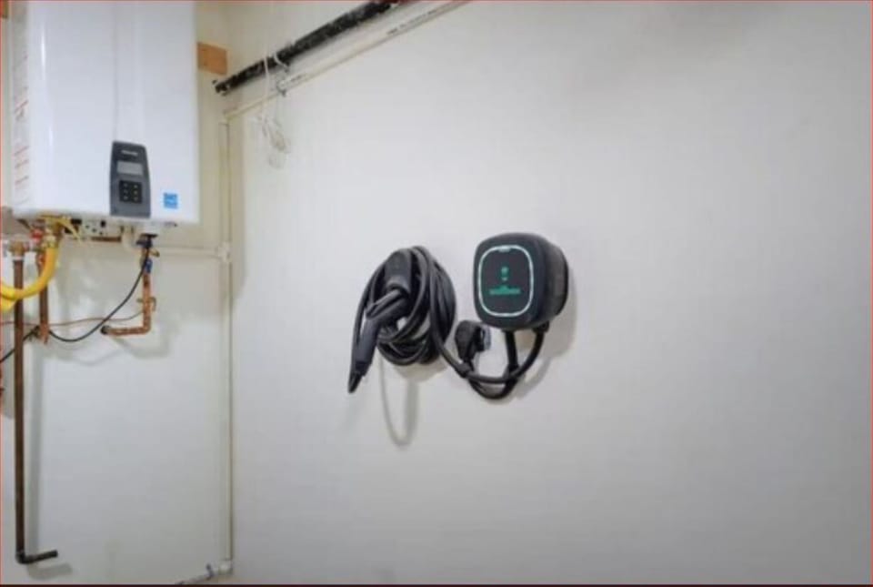 Electric vehicle charging station