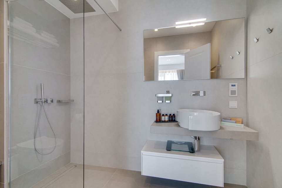 Superior Suite, Hot Tub, Pool View | Bathroom | Shower, eco-friendly toiletries, hair dryer, bathrobes