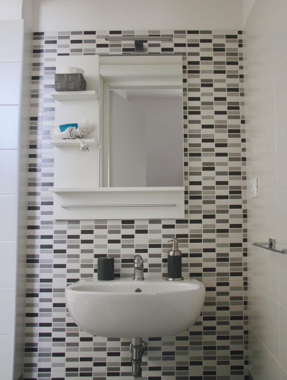 Triple Room | Bathroom | Shower, free toiletries, hair dryer, bidet