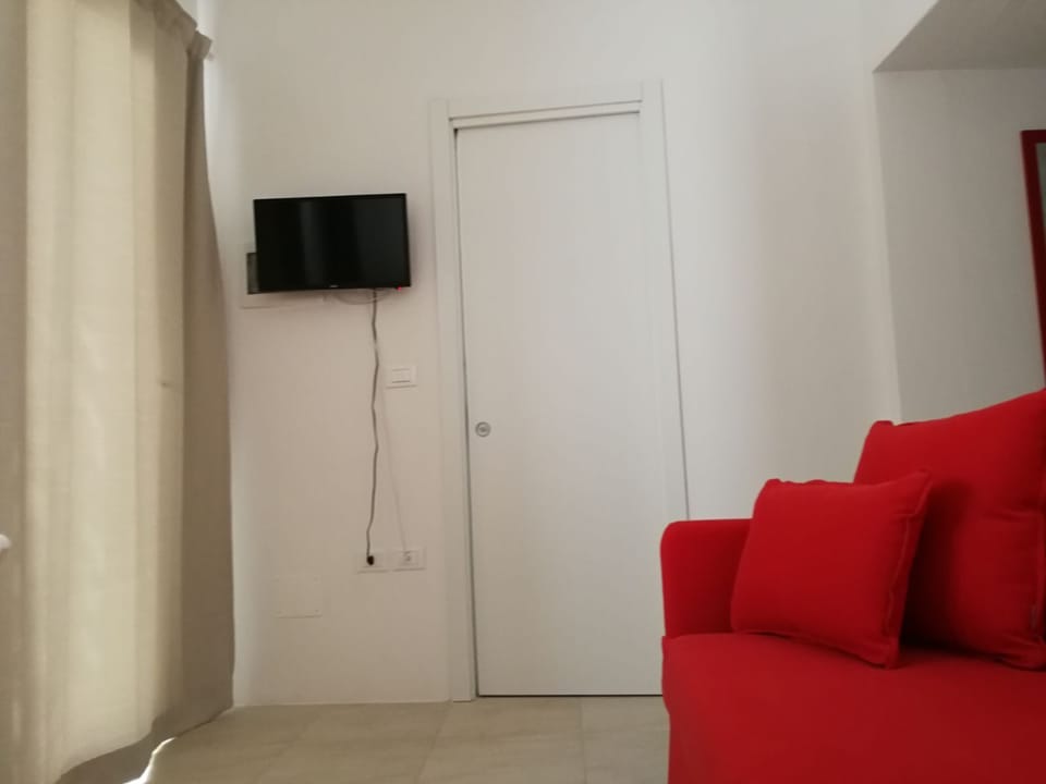 Studio Suite | Premium bedding, minibar, desk, laptop workspace