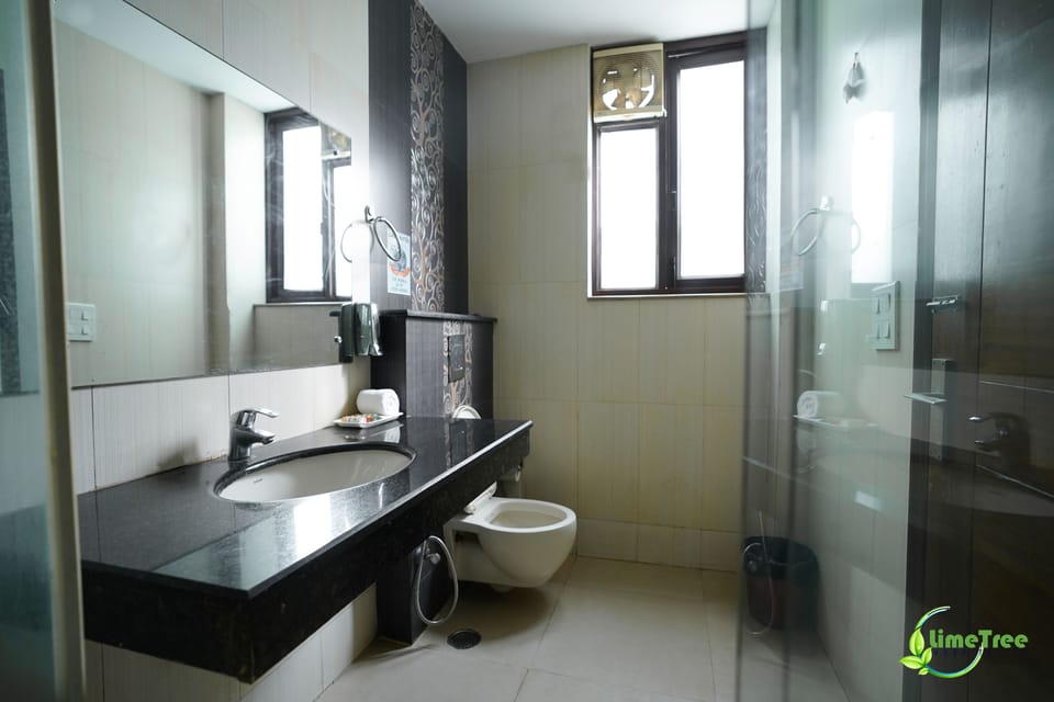 Deluxe Double Room | Bathroom | Shower, rainfall showerhead, towels