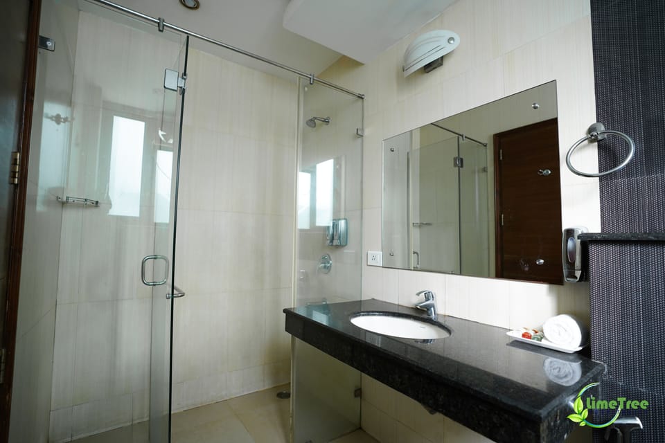 Deluxe Double Room | Bathroom | Shower, rainfall showerhead, towels
