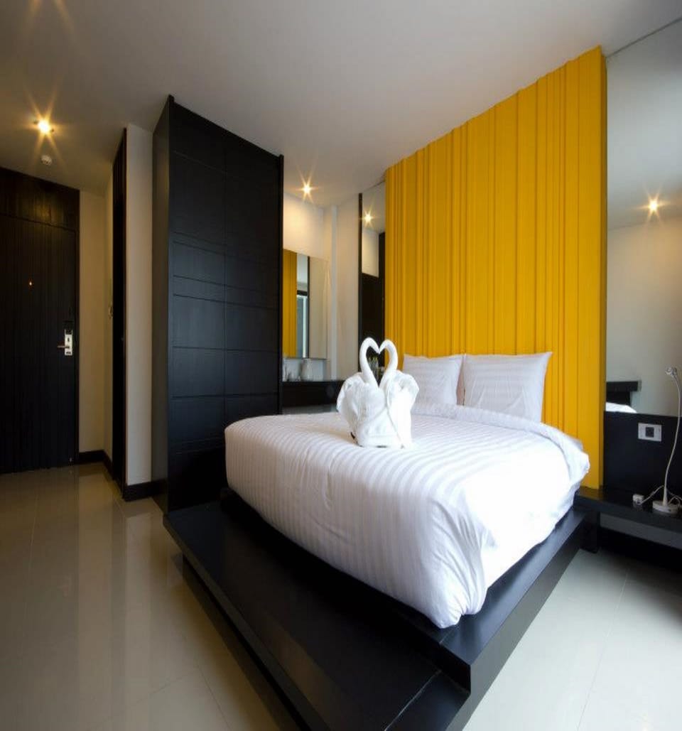 Deluxe Room With Balcony | Minibar, in-room safe, desk, blackout drapes