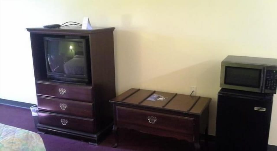 Desk, iron/ironing board, WiFi, bed sheets