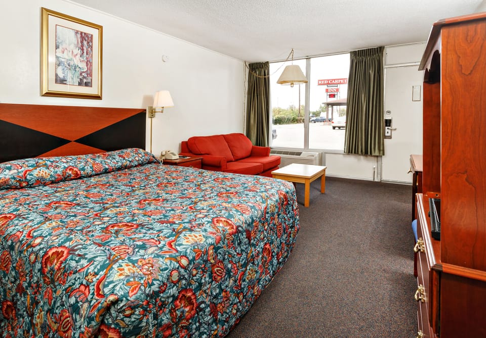 Room, 1 King Bed | Desk, free WiFi, bed sheets