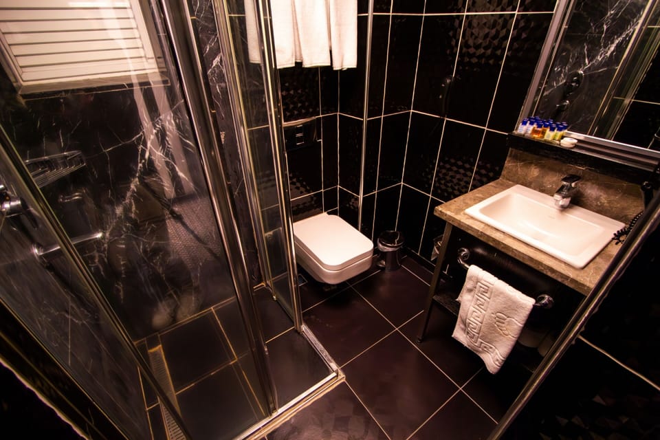 Shower, rainfall showerhead, free toiletries, hair dryer