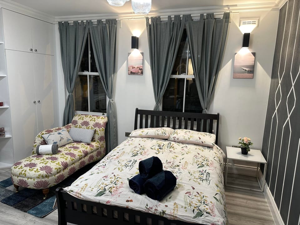 Fabulous Apartment to Acton Town Apartment in London Borough of Ealing