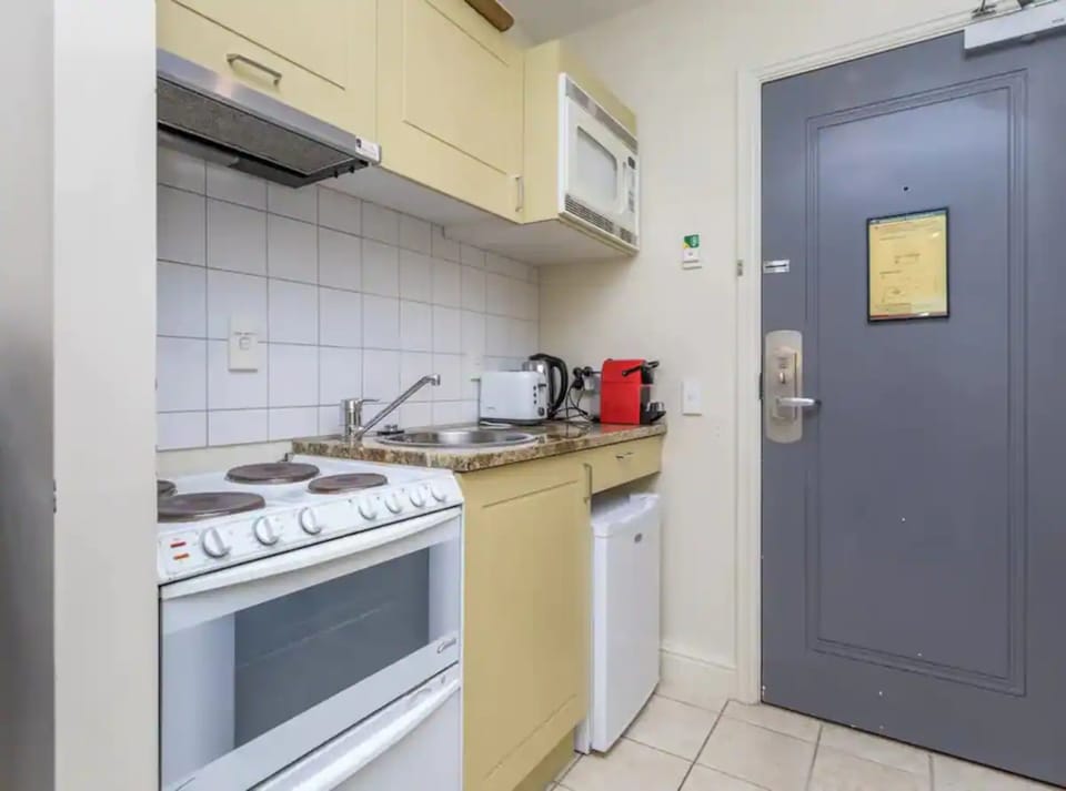 Apartment | Private kitchen | Fridge, microwave, oven, stovetop