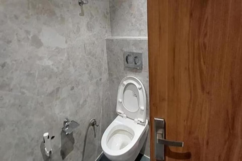 Family Room | Bathroom | Shower, rainfall showerhead, free toiletries, towels