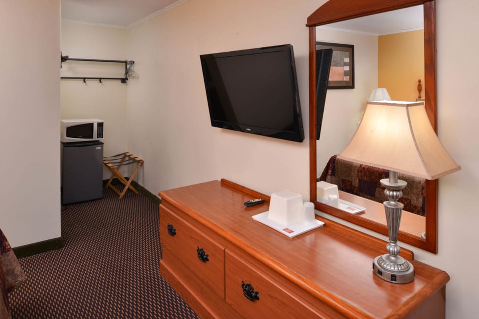 Room, 1 King Bed | Room amenity