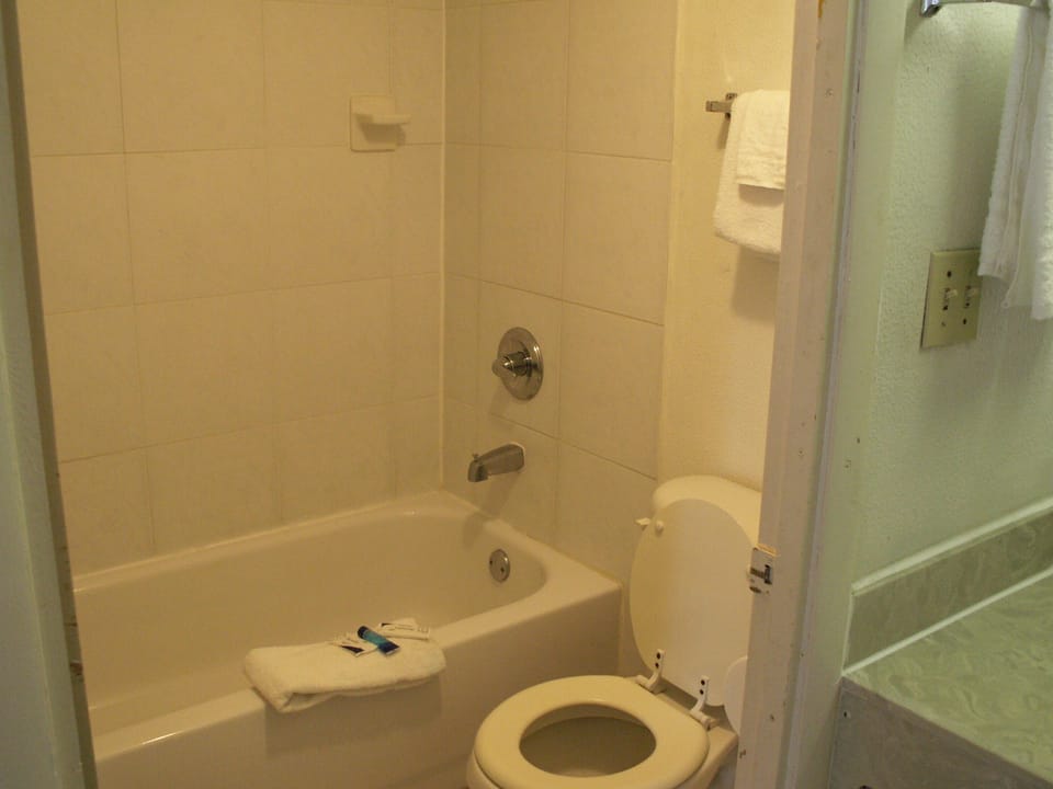 Combined shower/tub, hair dryer, towels