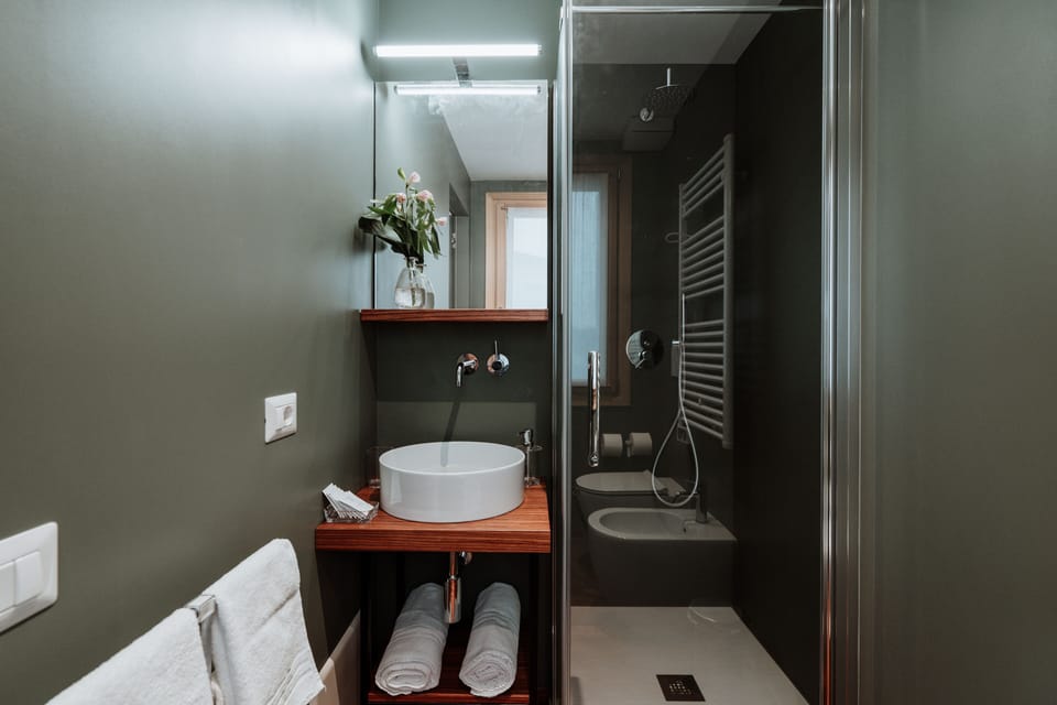 Family Room | Bathroom | Free toiletries, hair dryer, bidet