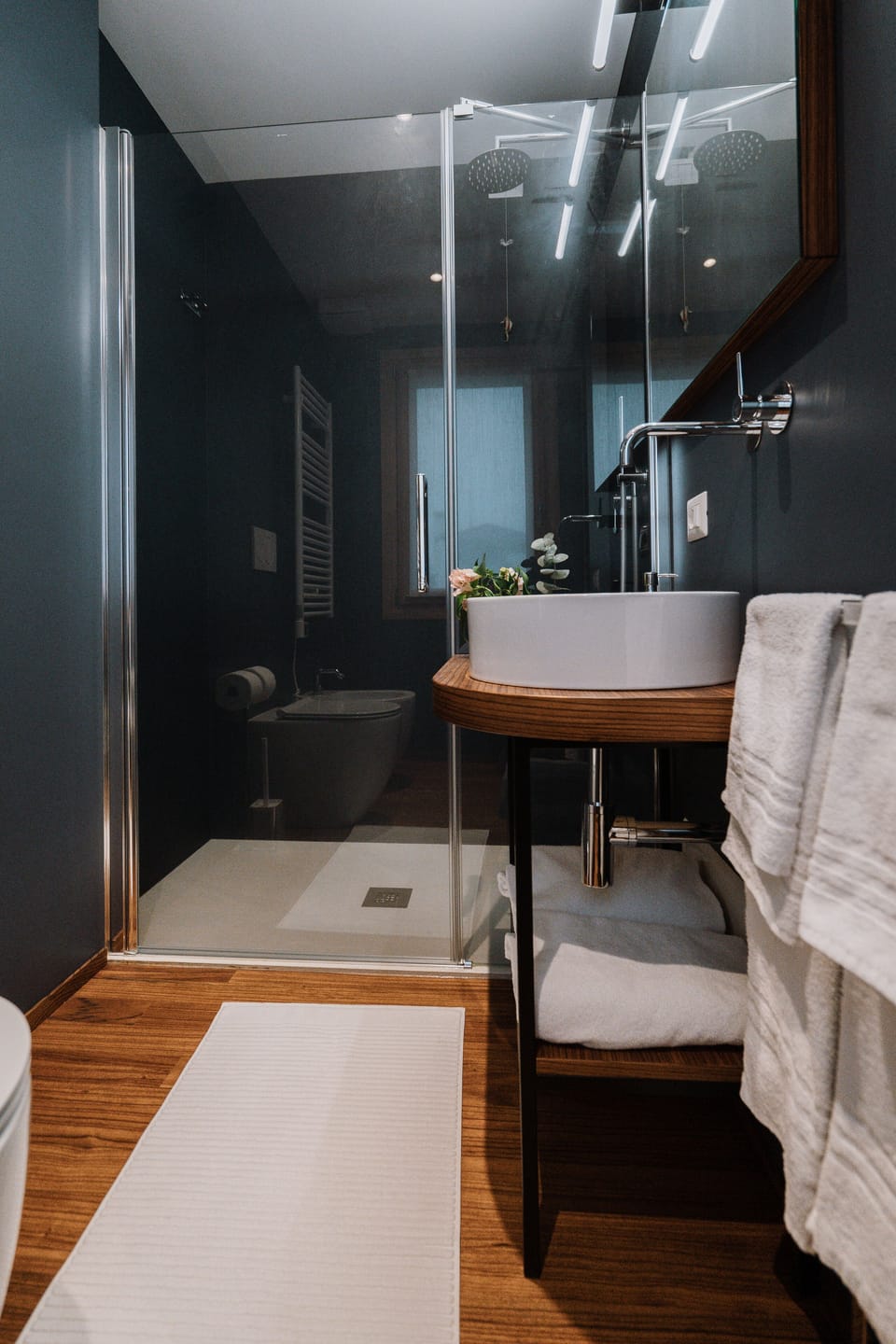 Classic Room | Bathroom | Free toiletries, hair dryer, bidet