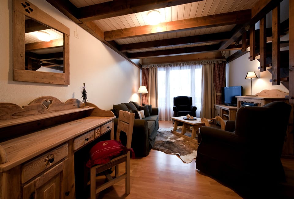 Junior Suite, Balcony (Alpencharme) | Living room | 120-cm flat-screen TV with cable channels, TV