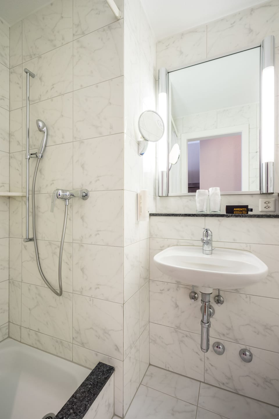 Standard Twin Room | Bathroom | Free toiletries, hair dryer, towels, soap