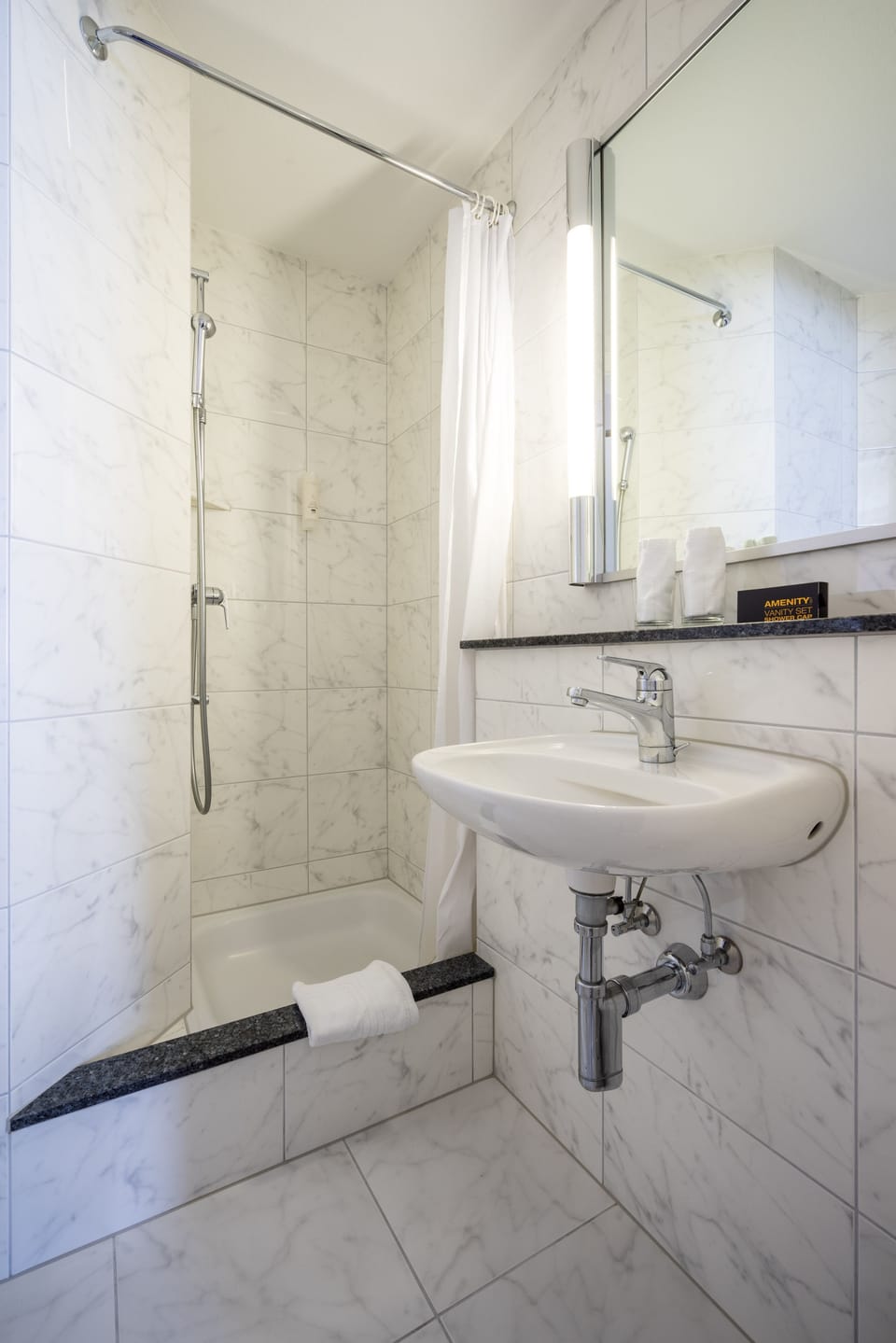 Standard Twin Room | Bathroom | Free toiletries, hair dryer, towels, soap