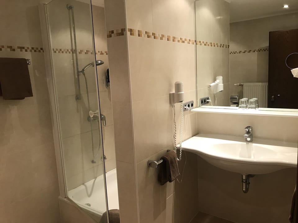 Comfort Double Room | Bathroom | Shower, free toiletries, hair dryer, towels