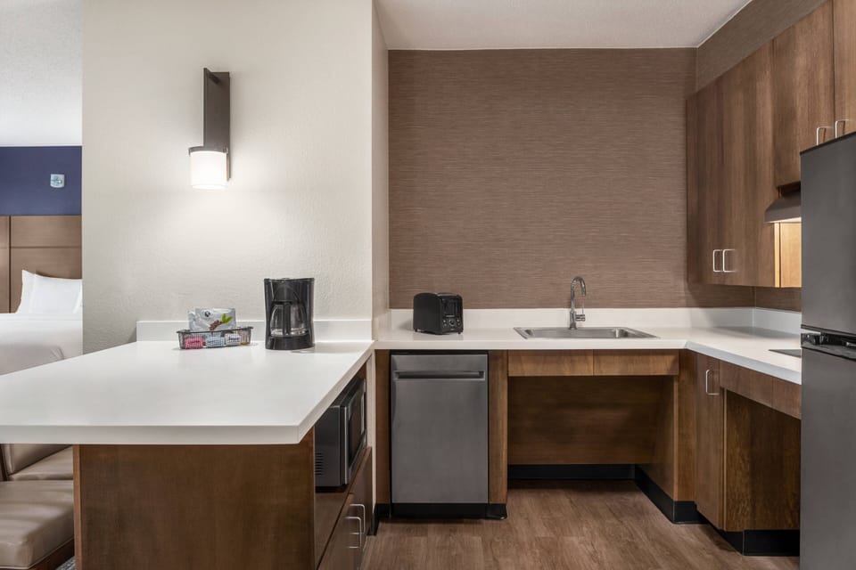 Full-size fridge, microwave, stovetop, dishwasher