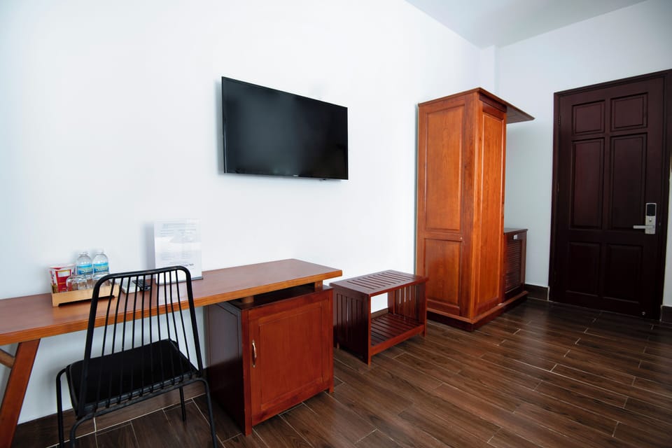 Standard Double Room, 1 King Bed | WiFi (free)