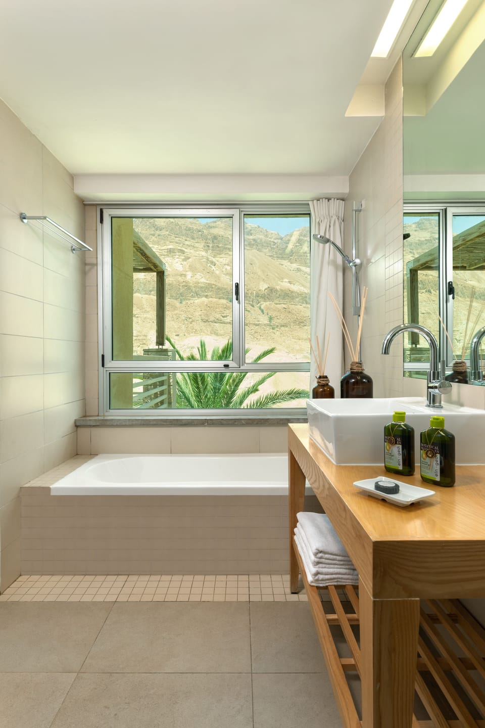 Deluxe Room, Terrace | Bathroom | Combined shower/tub, free toiletries, towels