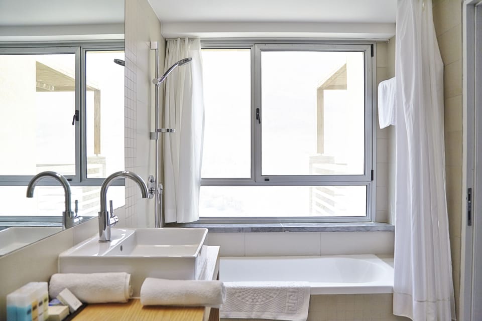 Combined shower/tub, free toiletries, towels