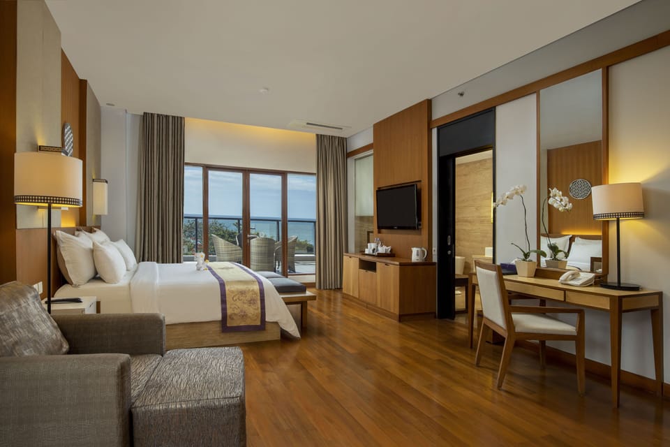 Executive Suite | Minibar, in-room safe, desk, iron/ironing board