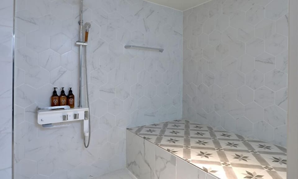 Suite B | Bathroom | Free toiletries, hair dryer, bathrobes, slippers