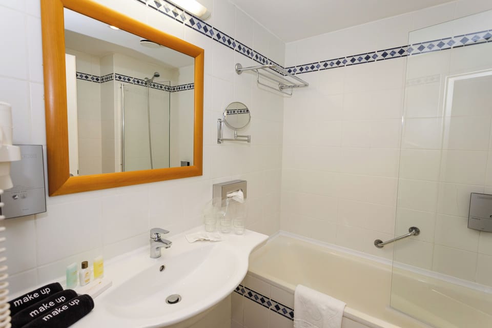 Rainfall showerhead, free toiletries, hair dryer, towels