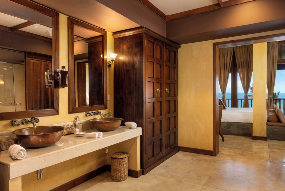 Themed Suite with Pool | Bathroom | Separate tub and shower, free toiletries, hair dryer, bathrobes