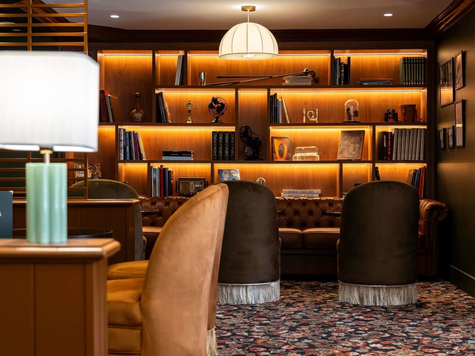 2 bars/lounges