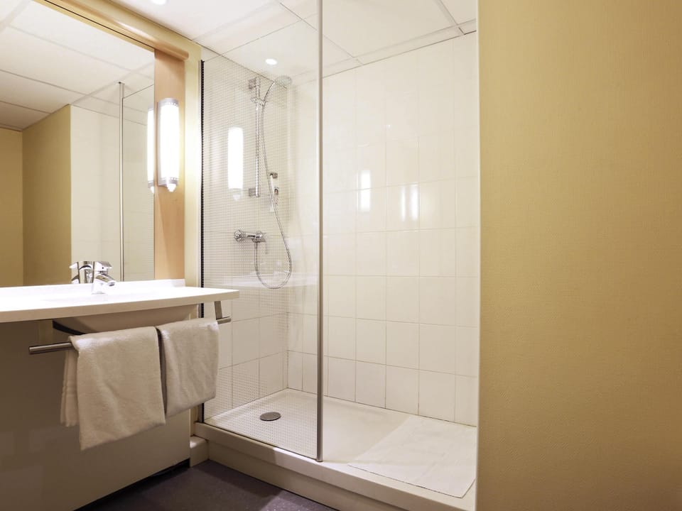 Premium bedding, in-room safe, desk, blackout drapes