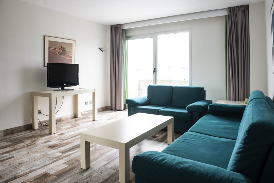 Senior Suite, Hot Tub | Minibar, in-room safe, desk, blackout drapes