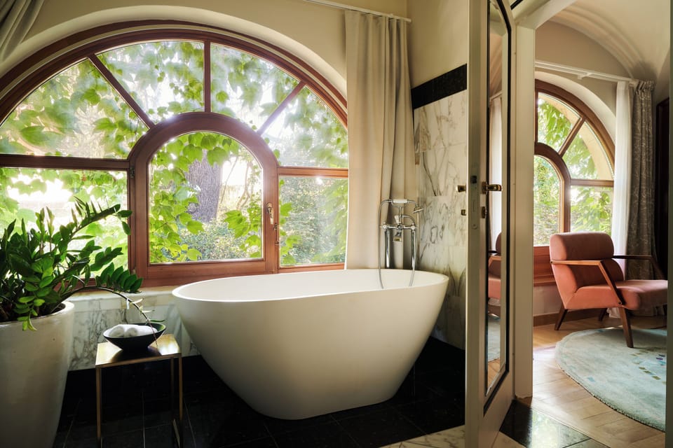 Junior Suite | Bathroom | Free toiletries, hair dryer, slippers, bidet