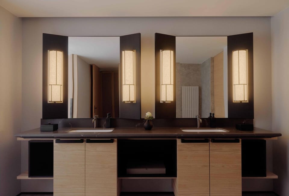 Minibar, in-room safe, WiFi (free)