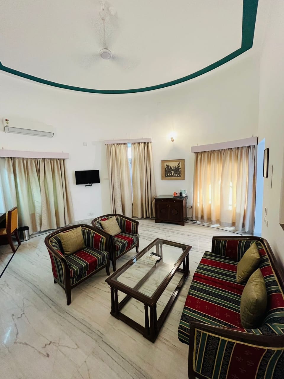 Deluxe Suite | Living area | 32-inch LED TV with satellite channels, TV