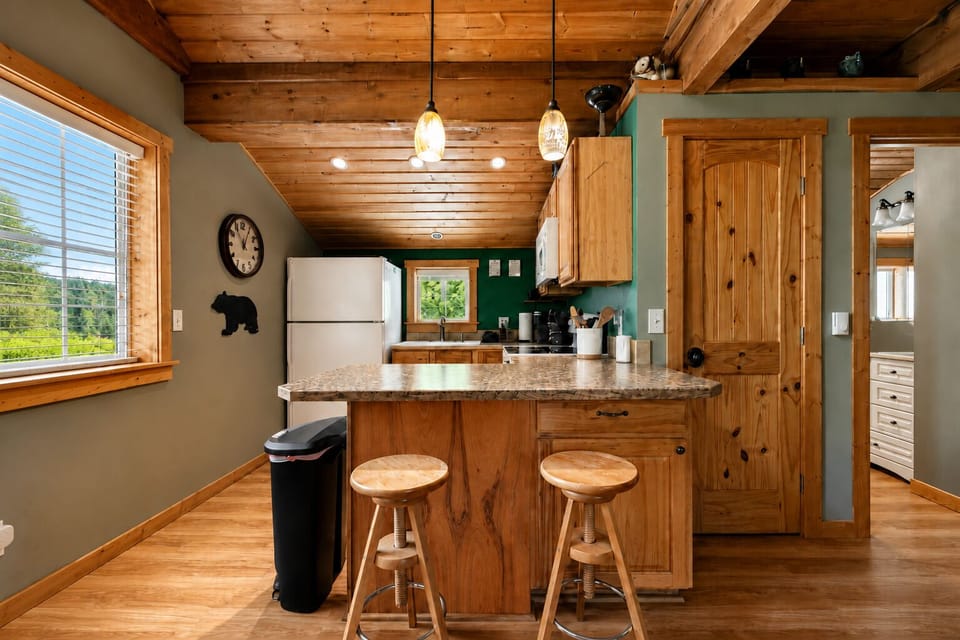 Cabin, 2 Bedrooms | Private kitchen | Coffee/tea maker, fridge, oven, toaster