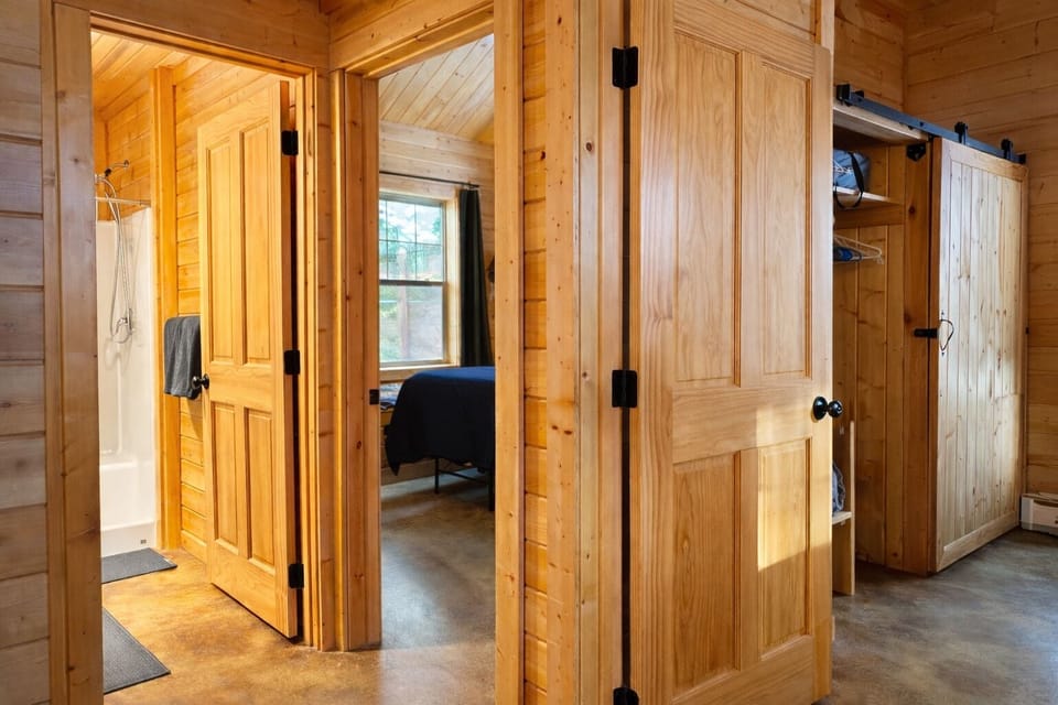 Painted Pony Cabin 2 Bedroom Home by NW Comfy Cabins by RedAwning Cabin in Washington