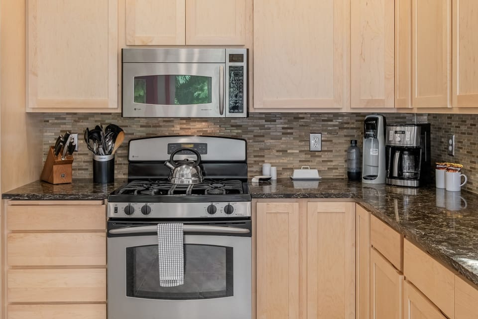 Cabin, 3 Bedrooms | Private kitchen | Coffee/tea maker, fridge, oven, toaster
