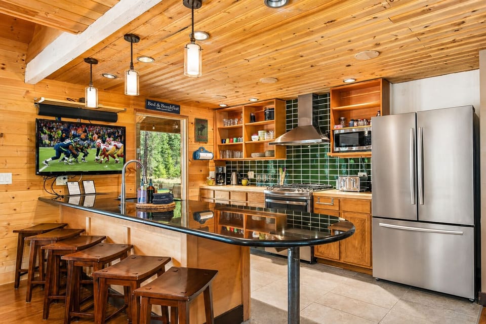 Cabin, 4 Bedrooms | Private kitchen | Coffee/tea maker, fridge, oven, toaster