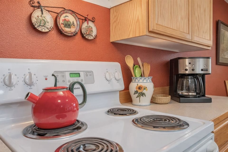 Condo, 3 Bedrooms | Private kitchen | Fridge, oven, coffee/tea maker, toaster